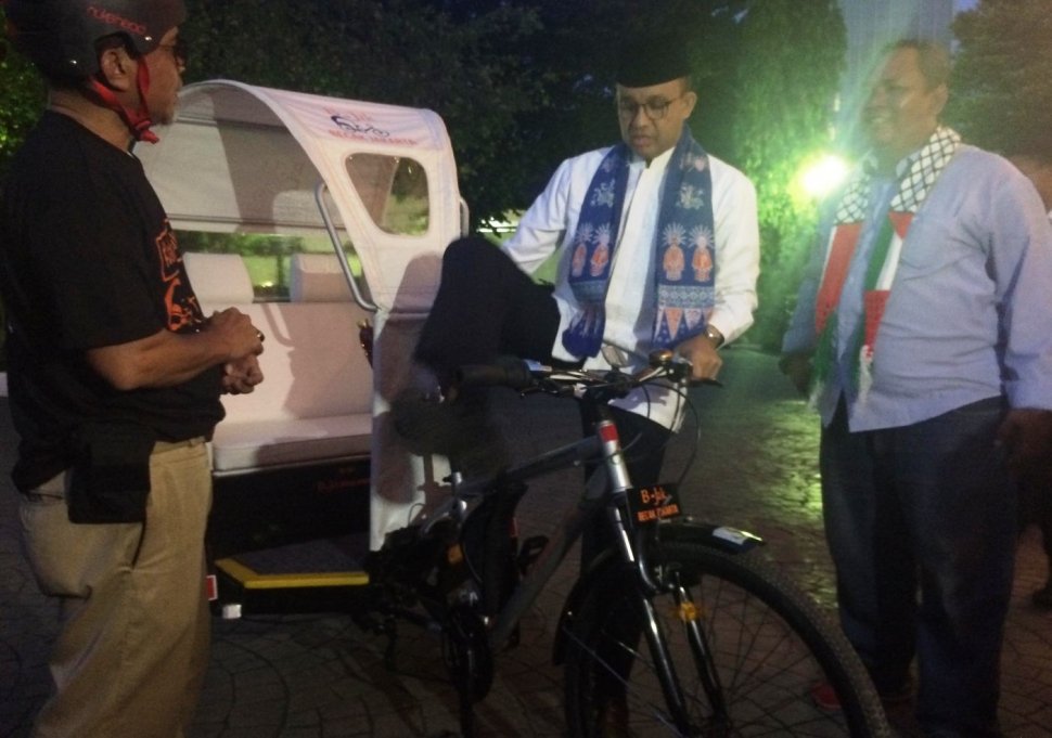 Gubernur DKI Jakarta Anies Baswedan saat menjajal sebuah kendaraan becak B-Jak di Jakarta, Jumat (11/5/2018). [Suara.com/Yosea Arga Pramudita]