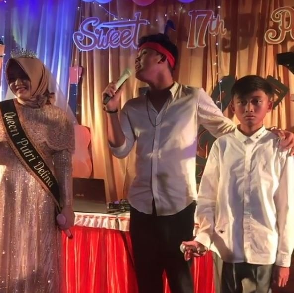 Rizky Febian dan adik-adik saat pesta ultah ke-17 adik perempuannya, Putri Delina (@ferdinan_sule/instagram)