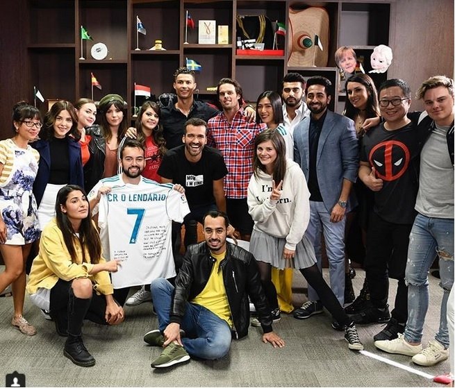 Rianti Cartwright bersama rekan-rekannya berpose bareng Cristiano Ronaldo. (Instagram)