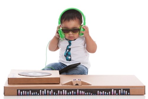 Anak belajar menjadi disc jockey. (Shutterstock)