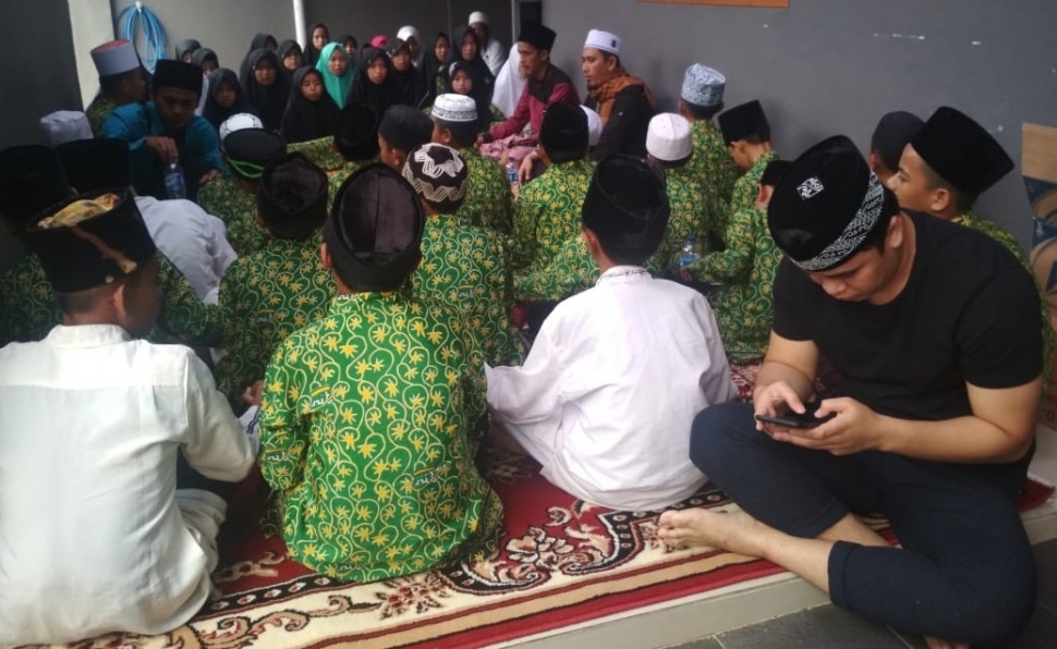 Billy Syahputra menggelar doa bersama untuk kakaknya, almarhum Olga Syahputra di rumahnya, kawasan Duren Sawit, Jakarta Timur, Rabu (16/5/2018) [Suara.com/Wahyu Tri Laksono]