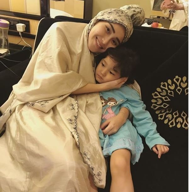 Ayu Ting Ting bersama putrinya Bilqis. (Instagram)