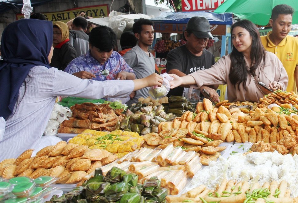 Sejumlah warga membeli makanan untuk berbuka puasa di pasar takjil Bendungan Hilir, Jakarta,Kamis  (17/5).