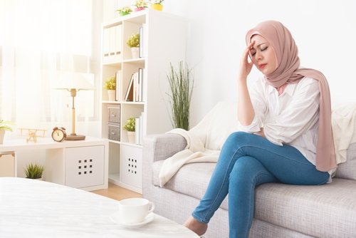 Perempuan muslim mengalami sakit kepala atau pusing. (Shutterstock)