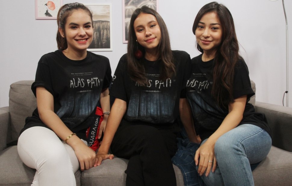 Artis film Alas Pati, Nikita Willy, Stefhanie Zamora, dan Naomi Paulinda mendatangi kantor suara.com, di Jakarta, Jumat (18/5).