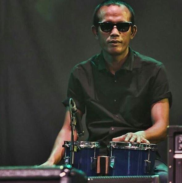 Syarif Hidayat alias Bang Black (Bang Blek), teknisi vokal dan roadie Naif meninggal dunia, Jumat (18/5/2018) [@begundal_naif/instagram].