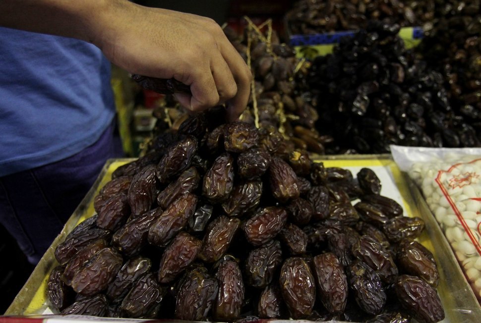  Penjualan buah kurma di Pasar Tanah Abang, Jakarta Pusat, Sabtu (19/5).