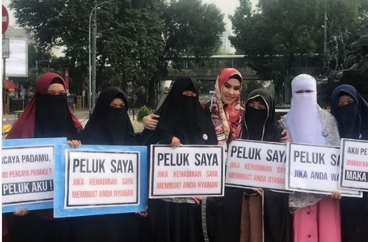 Kartika Putri peluk perempuan bercadar di Jakarta, Selasa (22/5/2018) [kartikaputriworld/instagram]. 