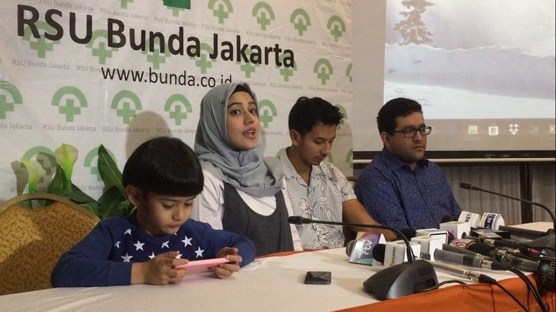 Fairuz A Rafiq dan Sonny Septian dalam jumpa pers kelahiran putri mereka di Rumah Sakit Umum Bunda, Menteng, Jakarta Pusat, Selasa (22/5/2018) [Suara.com/Sumarni]