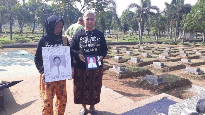 Kusmiati terus berurai air mata di Monumen Mei 1998, Taman Pemakaman Umum, Cipayung, Jakarta, Minggu (13/5/2018). [Suara.com/Ummi Hadyah Saleh]