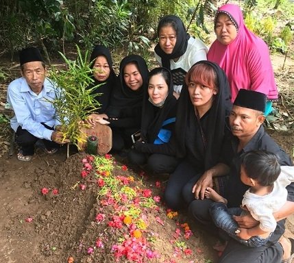 Bunga Zainal bersama keluarga Eman Suhada alias Emon, sahabatnya yang meninggal akibat kanker [Instagram]