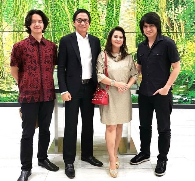 Addie MS dan Memes bersama dua putra mereka, Kevin Aprilio dan Tristan Juliano. (Instagram)