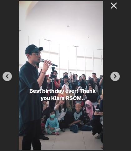 Afgan merayakan ultahnya yang ke-29 bersama pasien anak-anak RS Cipto Mangunkusumo yang tak mampu. (Instagram)