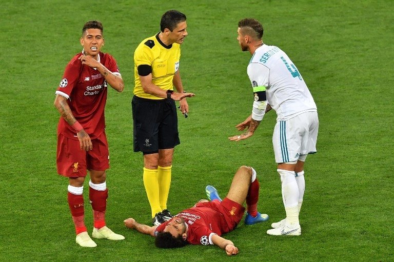 Pemain Real Madrid Sergio Ramos berdebat dengan wasit usai menjatuhkan pemain Liverpool Mohamed Salah di final Liga Champions 2017/18 yang berlangsung di Kiev, Ukraina, Minggu (27/5/2018) [AFP]