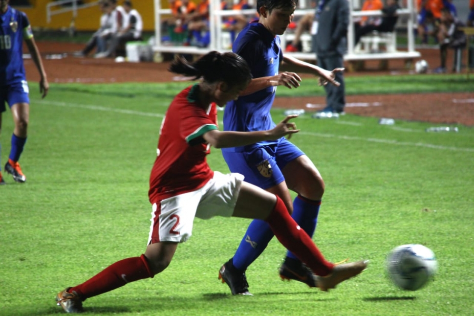 Timnas putri Indonesia berhadapan dengan Thailand di laga uji coba yang berlangsung di Jakabaring, Palembang, Minggu (27/5/2018) [Suara.com/Andhiko]