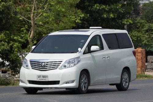 Sebuah Toyota Alphard sedang melaju di Chiang May, Thailand pada April 2018. [Shutterstock]