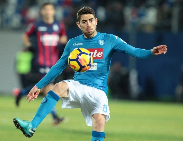 Gelandang Napoli Jorginho mengontrol bola saat berhadapan dengan AC Milan di Serie A [AFP]