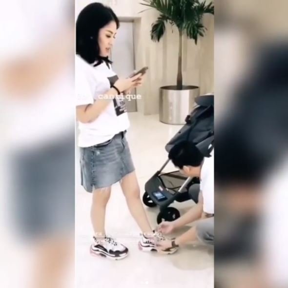 Video suami Nindy ikat tali sepatu (instagram). 