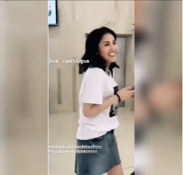 Video suami Nindy ikat tali sepatu (instagram). 