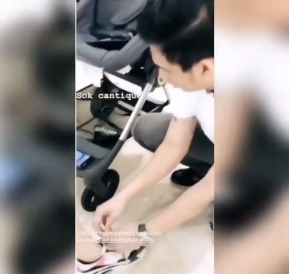 Video suami Nindy ikat tali sepatu (instagram). 