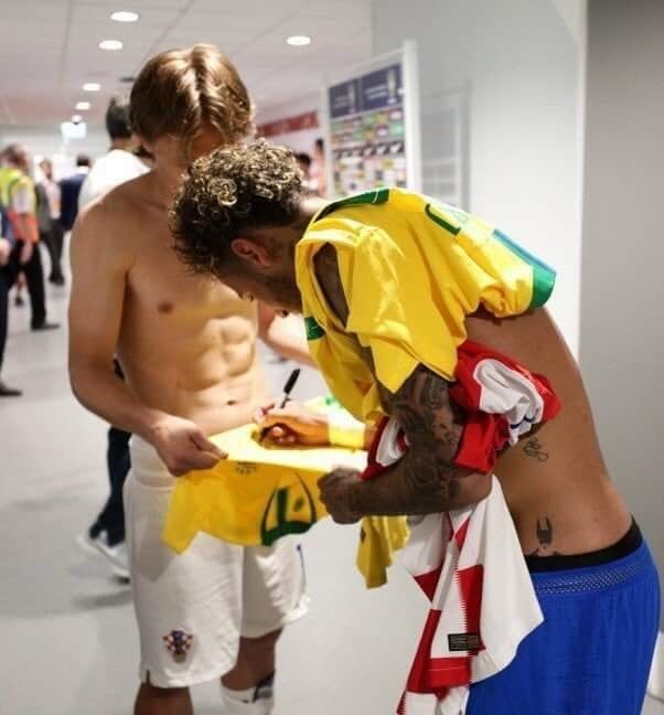 Neymar dan Luca Modric saling bertukar kaus. (Twitter)