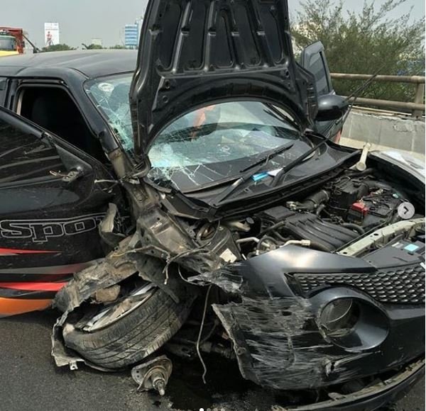 Kondisi mobil yang ditumangi Annisa Bahar. (Instagram)