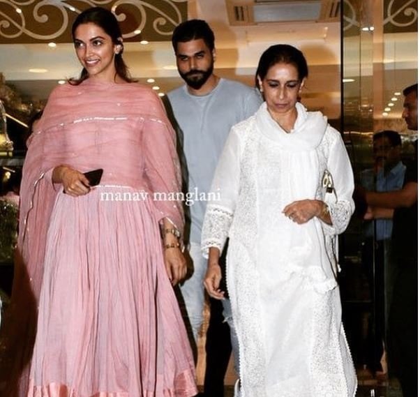 Deepika Padukone bersama ibunya, Ujala mendatangi sebuah butik. (Instagram)