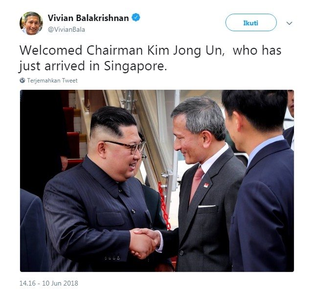 Menteri Luar Negeri Singapura Vivian Balakrishnan (kedua dari kanan) menyambut kedatangan Pemimpin Korea Utara Kim Jong Un di Bandar Udara Changhi, Singapura, Minggu (10/6/2018). [Twitter@vivianbala]