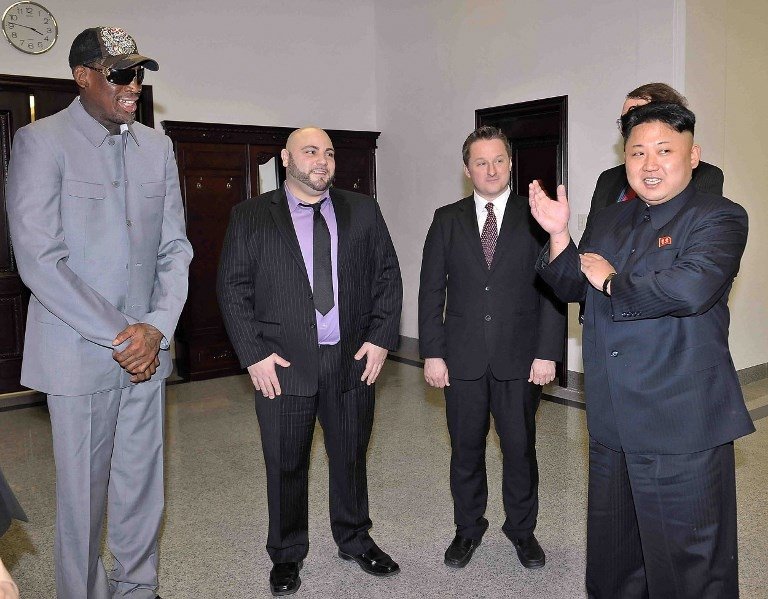 Mantan pebasket NBA, Dennis Rodman, bersama Pemimpin Korut Kim Jong Un. [AFP]