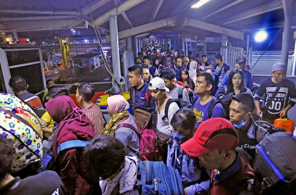 Ratusan pemudik yang akan menyeberang menuju Pulau Sumatra mengantre masuk ke kapal ferry di Pelabuhan Merak, Cilegon, Banten, Selasa (12/6).