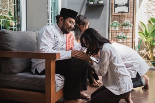 Sungkeman atau bermaaf-maafan merupakan salah satu tradisi Lebaran di Indonesia. (Shutterstock)