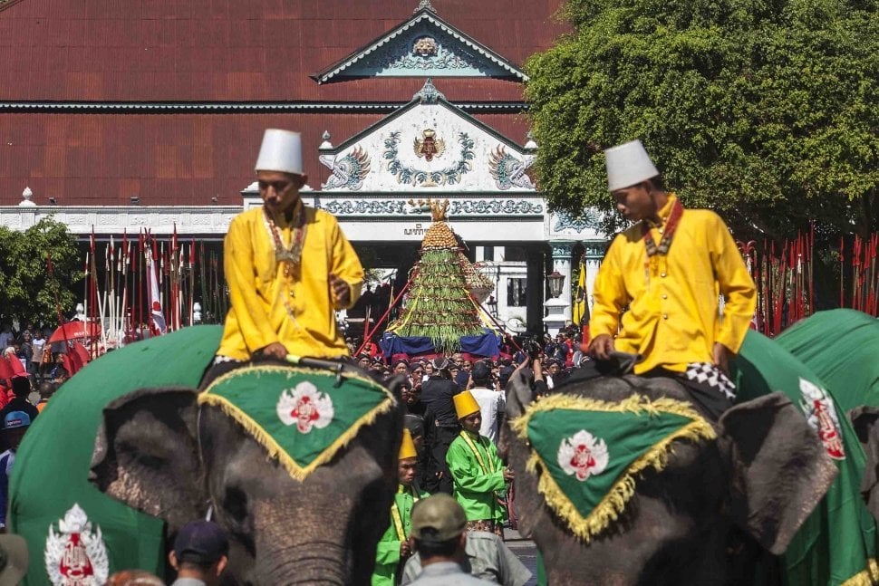 Sejumlah abdi dalem Keraton Yogyakarta mengikuti prosesi adat Grebeg Syawal 1439 H di Keraton Yogyakarta, Jumat (15/6). 