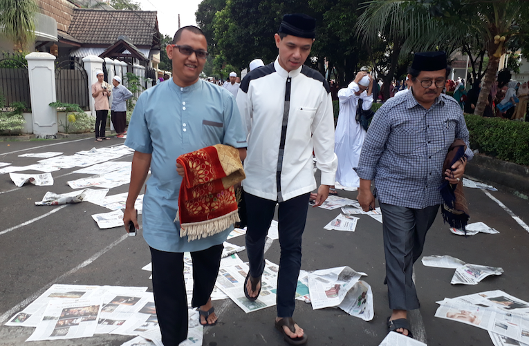 Dude Harlino tunaikan Salat Id didampingi ayahnya. (Suara.com/Ismail)