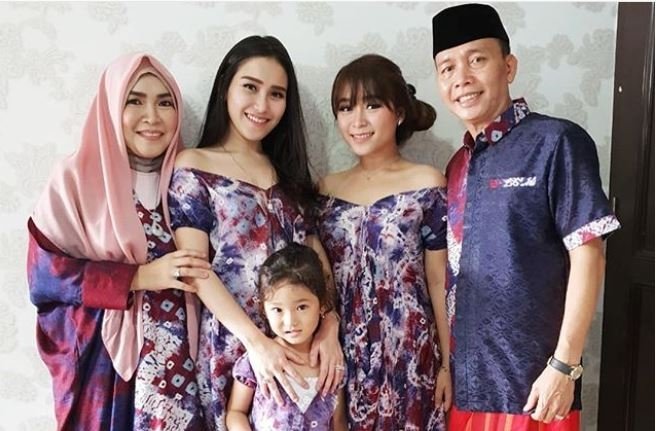 Ayu Ting Ting dan keluarga (@ayutingting92/instagram).