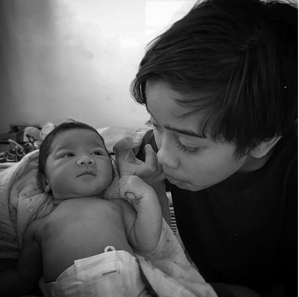 Anak pertama Igor Saykoji, Aaron bermain dengan adik barunya. (Instagram)