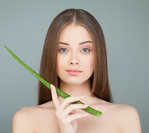 Perawatan rambut dengan lidah buaya. (Shutterstock)