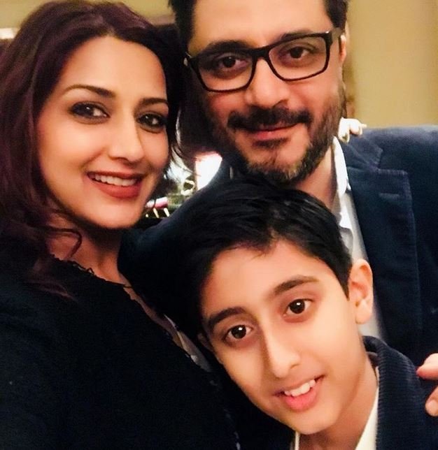 Sonali Bendre bersama suami, Goldie Behl dan putranya. (Instagram)