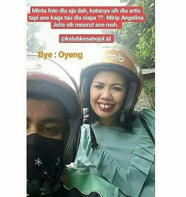 Ely Sugigi bersama driver ojek oline yang tak mengenalnya. (Instagram)