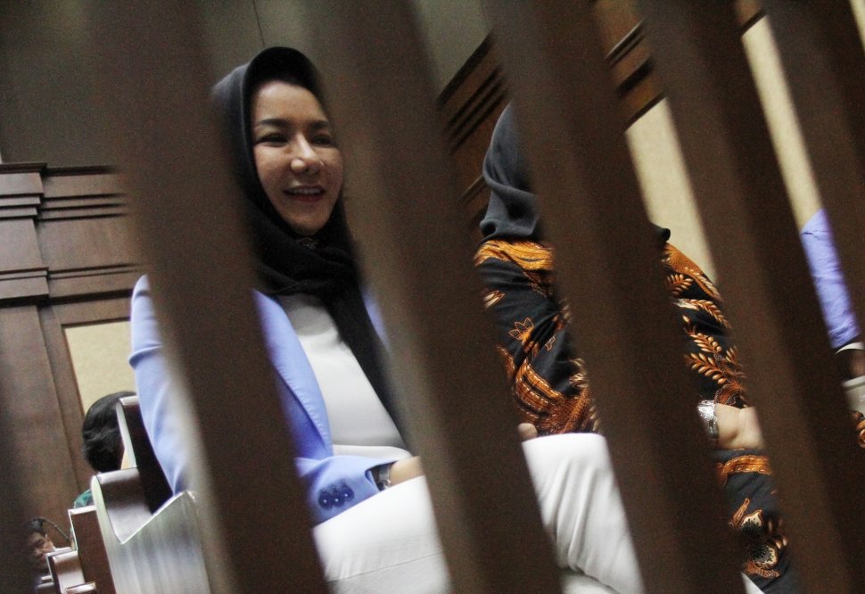 Bupati Kutai Kartanegara (Kukar) nonaktif Rita Widyasari saat menjalani sidang vonis di Pengadilan Tipikor, Jakarta, Jumat (6/7/2018), di mana dia divonis 10 tahun penjara. [Suara.com/Oke Atmaja]