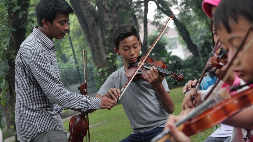 Belajar Biola di Taman Terbuka Suropati Belajar Biola di Taman Terbuka Suropati