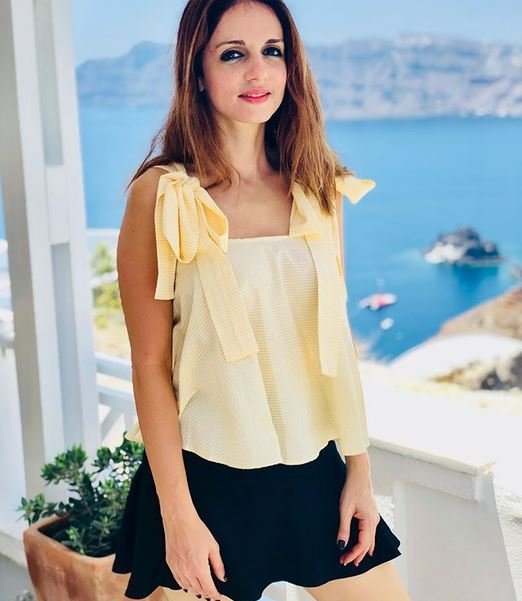 Sussanne Khan terlihat cantik saat berlibur ke Santorini, Yunani. (Instagram)