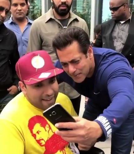 Salman Khan bersama penggemarnya yang difabel. (Instagram)