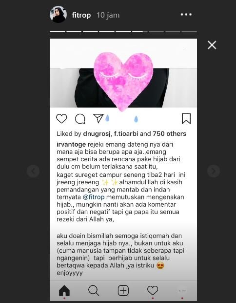 Suami Fitri Tropica sangat bahagia sang istri memutuskan berhijab. (Instagram)