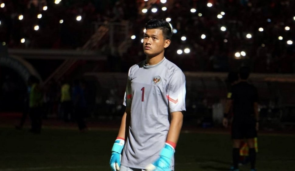 Penjaga gawang Timnas Indonesia U-19, Muhammad Riyandi, harus menunggu cukup lama untuk menghadapi drama adu penalti melawan Malaysia lantaran lampu stadion mati, Kamis (12/7) malam. [Suara.com/Dimas Angga P]