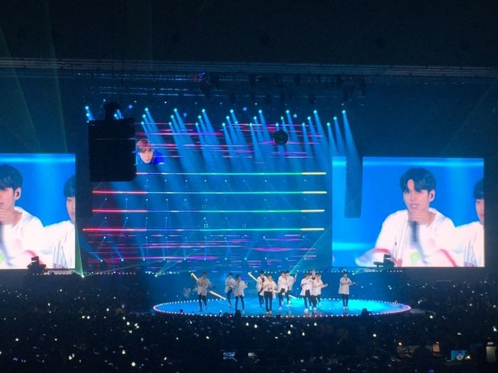 Konser Wanna One di Indonesia, Minggu (15/7/2018). [Suara.com/Sumarni]