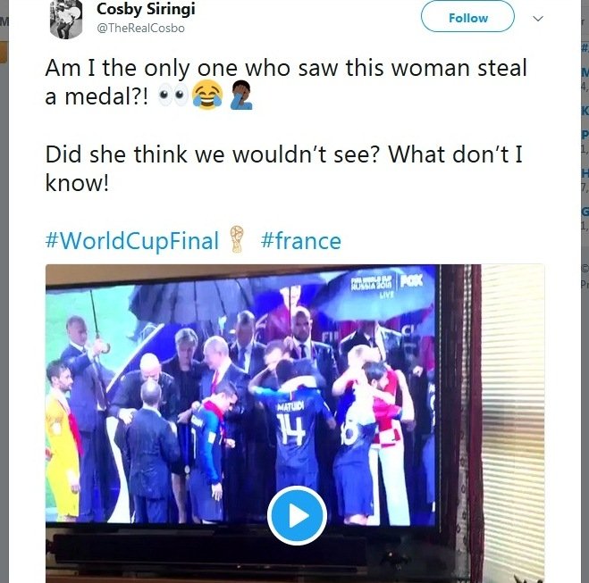 Salah satu video yang beredar berisikan seorang perempuan yang terlihat diam-diam menyimpan medali juara Piala Dunia 2018 di kantongnya. [Twitter/capture]