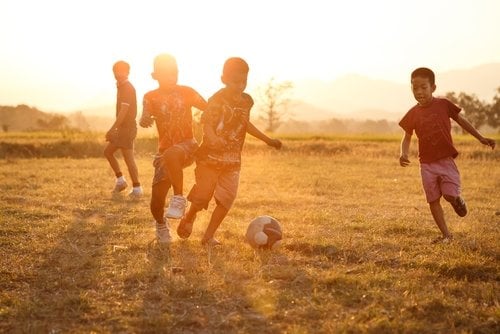 Ilustrasi anak aktif dengan kegiatan latihan fisik seperti main sepak bola. (Shutterstock)