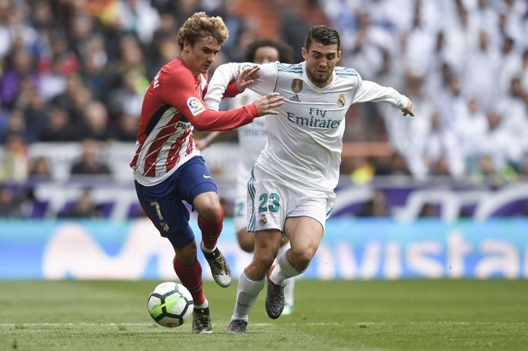 Pemain Real Madrid Mateo Kovacic berebut bola dengan pemain Atletico Antoine Griezmann [AFP]