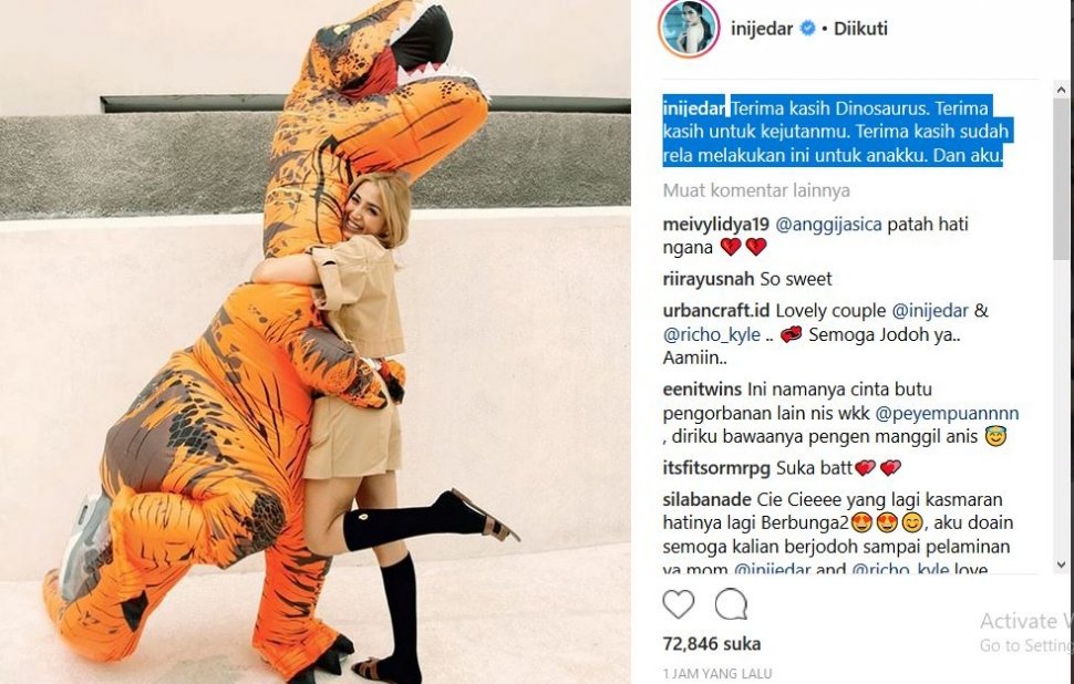 Jessica Iskandar memeluk badut dinosaurus yang di dalamnya diyakini Richard Kyle. (Instagram)