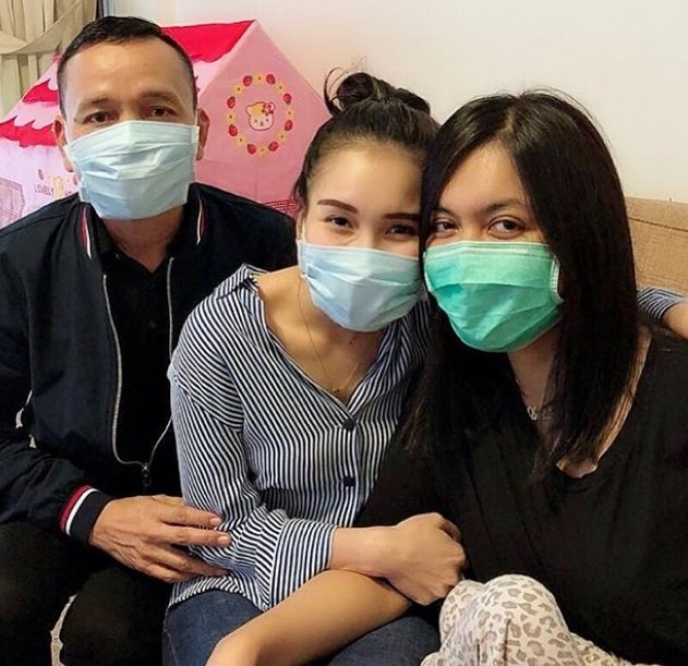 Ayu Ting Ting saat menjenguk putri Denada [Instagram/denadaindonesia]